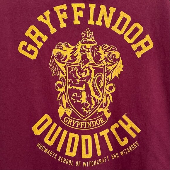 Harry Potter Gryffindor Quidditch M T-Shirt Burgundy Gold Cotton Unisex EUC - Picture 2 of 6